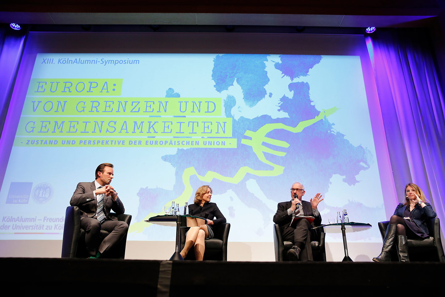 Panel discussion, text in the background: XIII. KölnAlumni-Symposium, EUROPA:  VON GRENZEN UND GEMEINSAMKEITEN, ZUSTAND UND PERSPEKTIVE DER EUROPÄISCHEN UNION